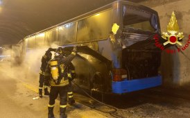 Bus a fuoco in galleria sull'A7 Milano-Genova