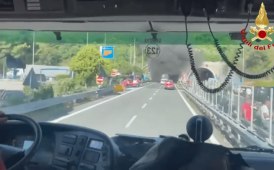 Pullman in fiamme in galleria sull'autostrada A12 Genova-Sestri Levante
